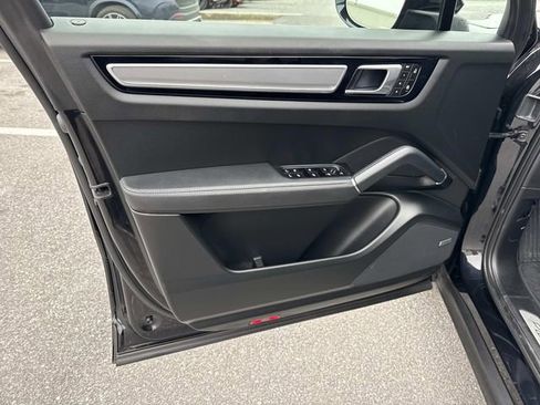Used 2022 Porsche Cayenne Platinum Edition image 19