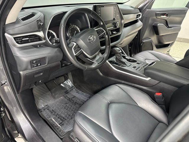 Used 2022 Toyota Highlander XLE AWD/4WD image 12