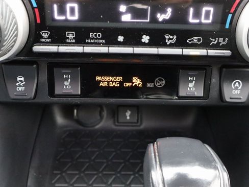 Used 2020 Toyota RAV4 XLE Premium image 12