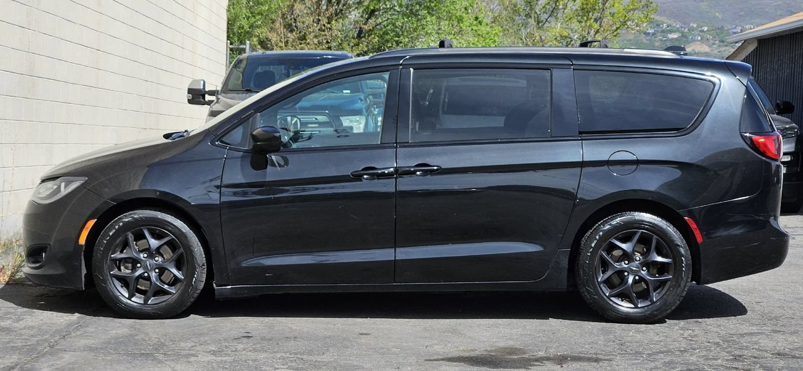 Used 2020 Chrysler Pacifica Touring-L Plus FWD image 2
