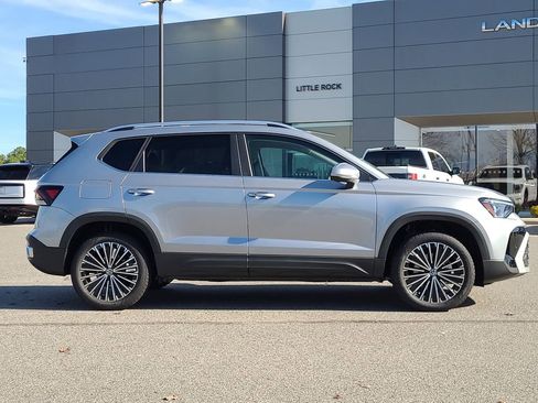 New 2026 Volkswagen Taos SE FWD image 6