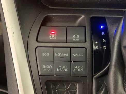 Used 2022 Toyota RAV4 XLE AWD/4WD image 25