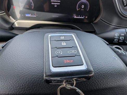 Used 2023 Jeep Grand Cherokee Limited w/ Luxury Tech Group II AWD/4WD image 31