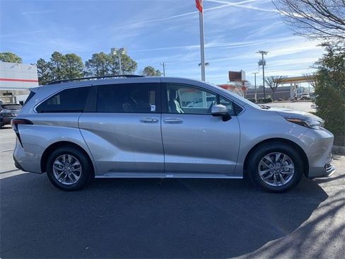 Used 2025 Toyota Sienna XLE image 9