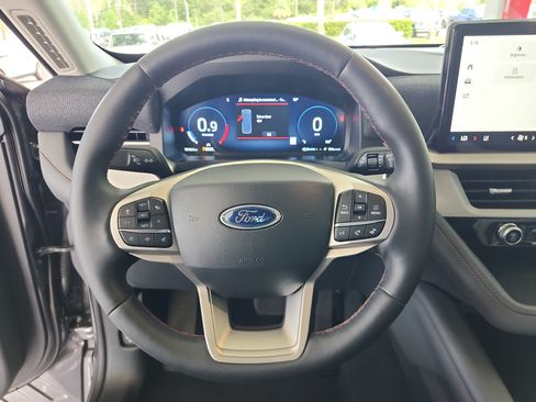 Used 2025 Ford Explorer Active w/ Active Comfort Package RWD image 10