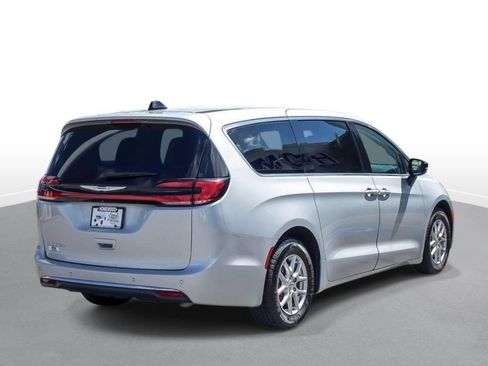 Used 2024 Chrysler Pacifica Touring-L FWD image 8