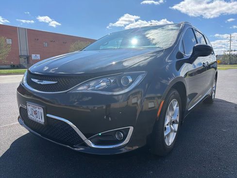 Used 2017 Chrysler Pacifica Touring-L w/ Tire & Wheel Group image 3