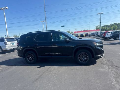 Used 2024 Honda Pilot TrailSport image 8