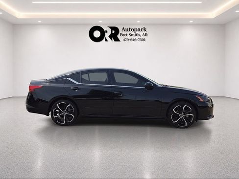 Used 2024 Nissan Altima 2.5 SR FWD image 6