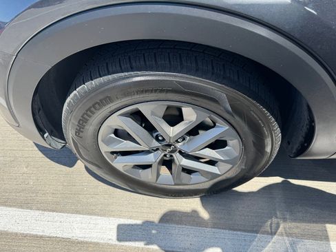 Used 2023 Kia Telluride LX FWD image 8