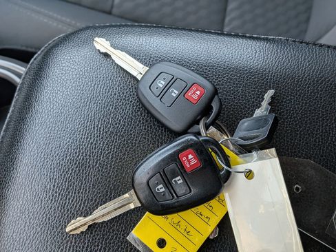 Used 2022 Toyota Tacoma SR5 w/ Technology Package image 36