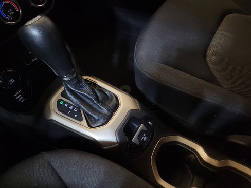 Used 2017 Jeep Renegade Latitude image 26