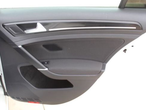 Used 2016 Volkswagen Golf S image 34