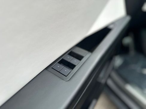 Used 2024 Tesla Cybertruck AWD Crew Cab image 33