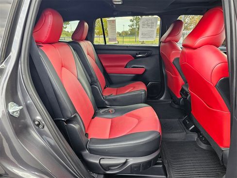 Used 2021 Toyota Highlander XSE image 12