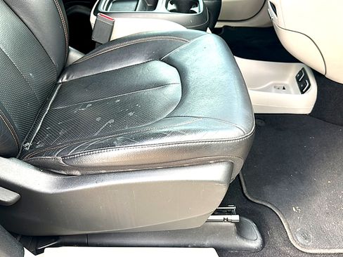 Used 2019 Chrysler Pacifica Touring-L FWD image 26