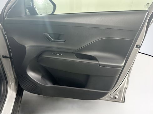 Used 2025 Hyundai Kona SE image 32