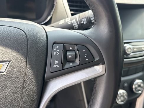 Used 2022 Chevrolet Trax LT w/ Sport Edition FWD image 12