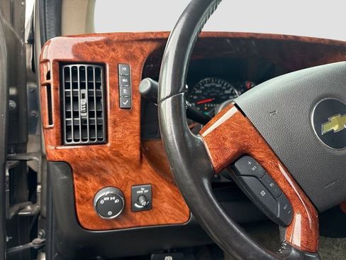 Used 2019 Chevrolet Express 2500 w/ Enhanced Convenience Package image 11