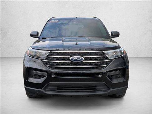 Used 2024 Ford Explorer XLT RWD image 2