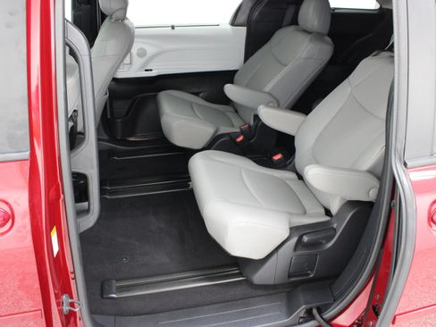 Used 2026 Toyota Sienna XLE FWD image 29