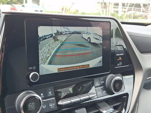 Used 2023 Toyota Highlander LE AWD/4WD image 8