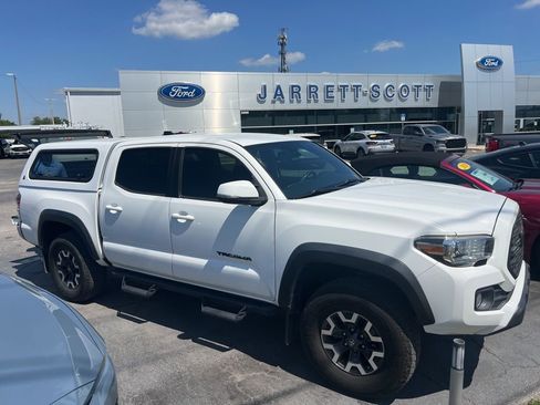 Used 2020 Toyota Tacoma TRD Off-Road image 1