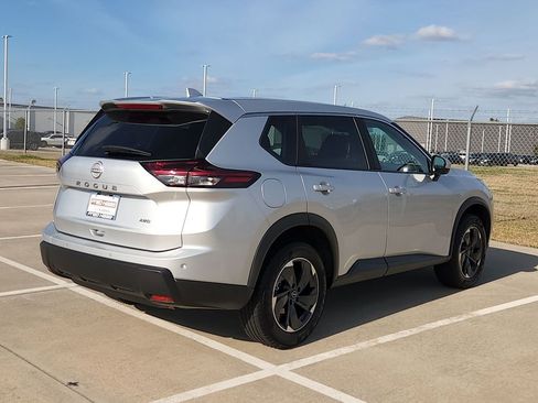 Used 2025 Nissan Rogue SV image 5