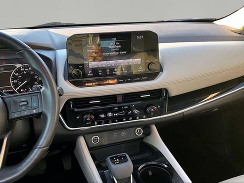 Used 2023 Nissan Rogue SL w/ SL Premium Package image 9