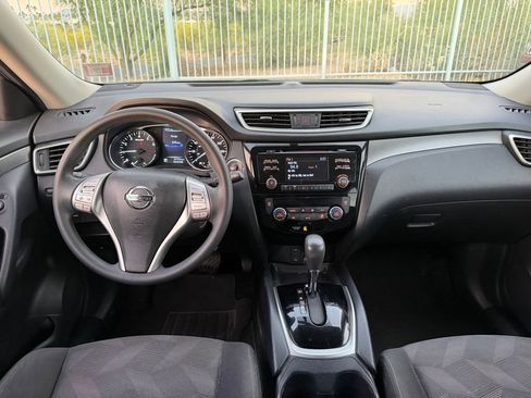 Used 2016 Nissan Rogue SV image 9