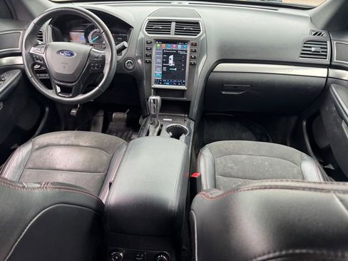 Used 2018 Ford Explorer XLT w/ Equipment Group 202A AWD/4WD image 21
