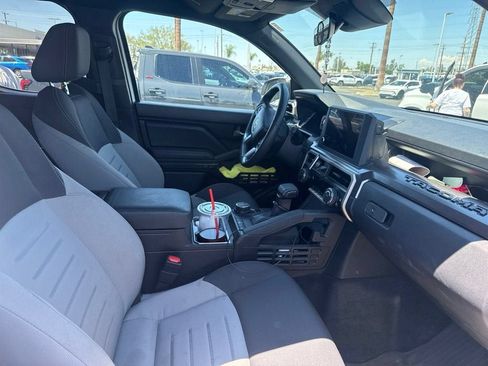 Used 2025 Toyota Tacoma TRD Off-Road AWD/4WD image 28
