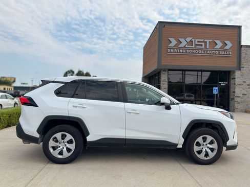 Used 2022 Toyota RAV4 LE FWD image 9