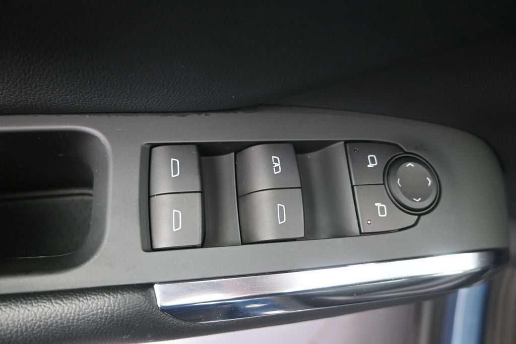 Used 2025 Chevrolet Traverse LT w/ Driver Confidence Package FWD image 12