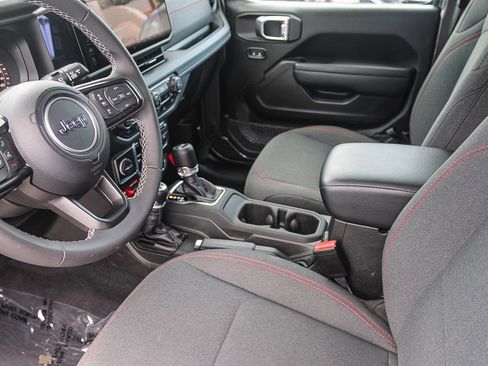 Used 2025 Jeep Wrangler Unlimited Rubicon image 18