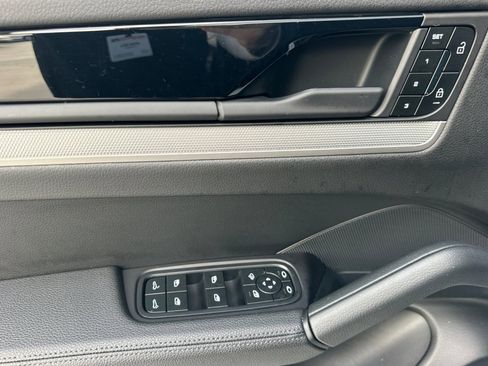 Used 2025 Porsche Cayenne image 12