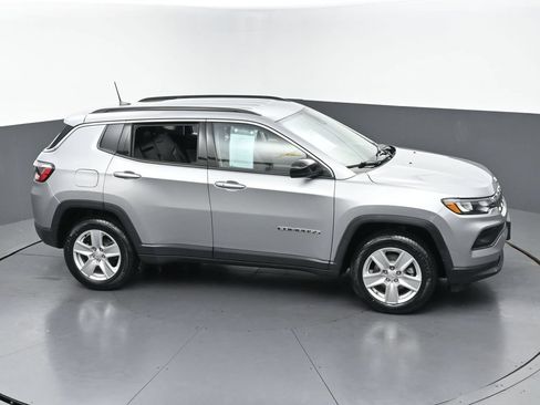 Used 2022 Jeep Compass Latitude w/ Convenience Group AWD/4WD image 3