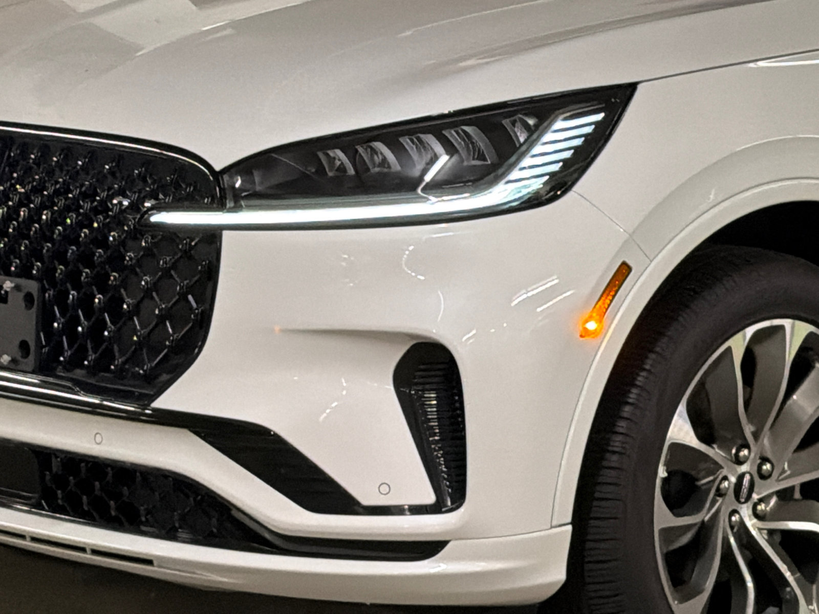 New 2026 Lincoln Aviator AWD w/ Jet Appearance Package image 2
