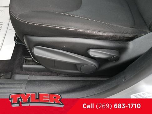 Used 2016 Jeep Cherokee Latitude FWD image 23