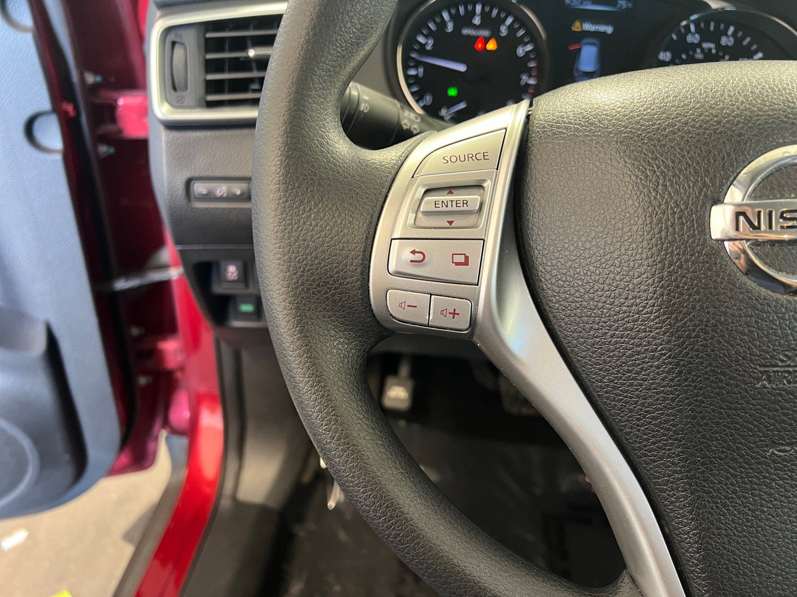 Used 2016 Nissan Rogue SV AWD/4WD image 13