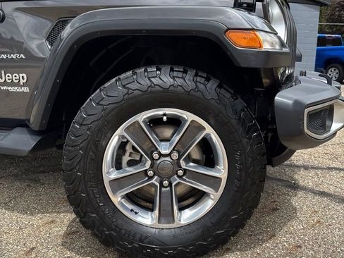 Used 2018 Jeep Wrangler Unlimited Sahara w/ Dual Top Group AWD/4WD image 3