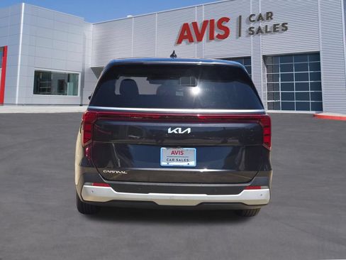 Used 2025 Kia Carnival FWD image 5