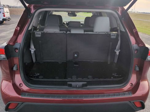 Used 2024 Toyota Highlander XLE FWD image 27
