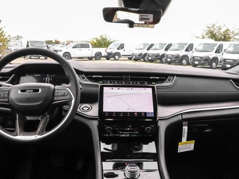 New 2025 Jeep Grand Cherokee Limited image 7