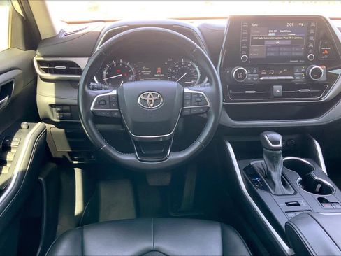Used 2021 Toyota Highlander XLE image 6