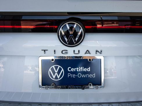 Certified 2025 Volkswagen Tiguan SE image 18