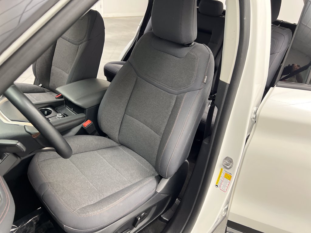 Used 2025 Ford Explorer Active AWD/4WD image 11