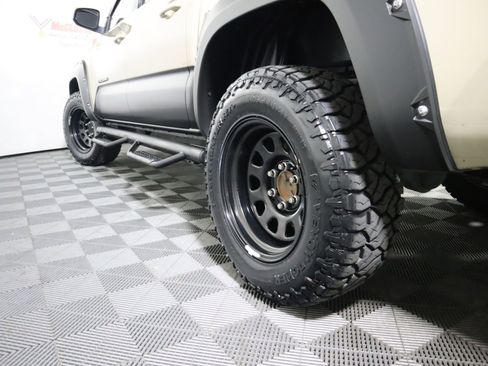 Used 2019 Toyota Tacoma TRD Off-Road w/ Technology Package AWD/4WD image 10