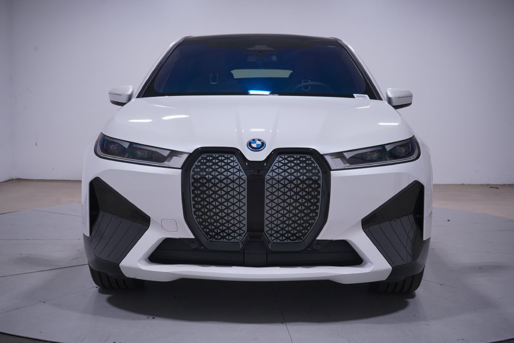 Used 2024 BMW iX xDrive50 w/ Sport Package AWD/4WD image 4