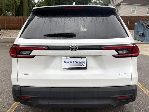 Used 2025 Toyota Grand Highlander AWD image 9